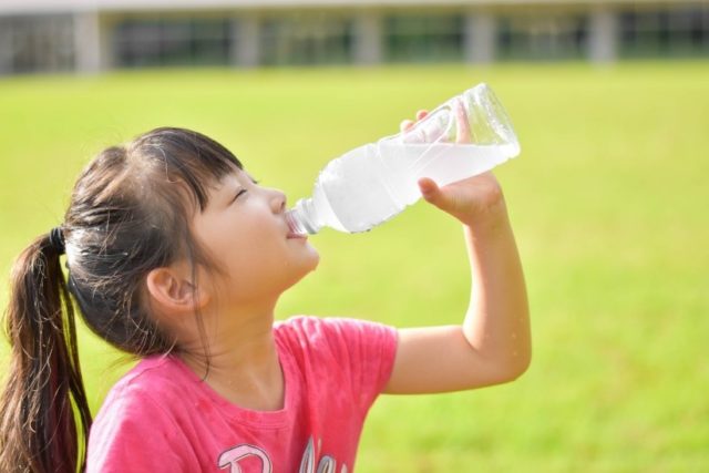 幼児の飲み物は普段なら水やお茶、脱水・発熱時は経口補水液